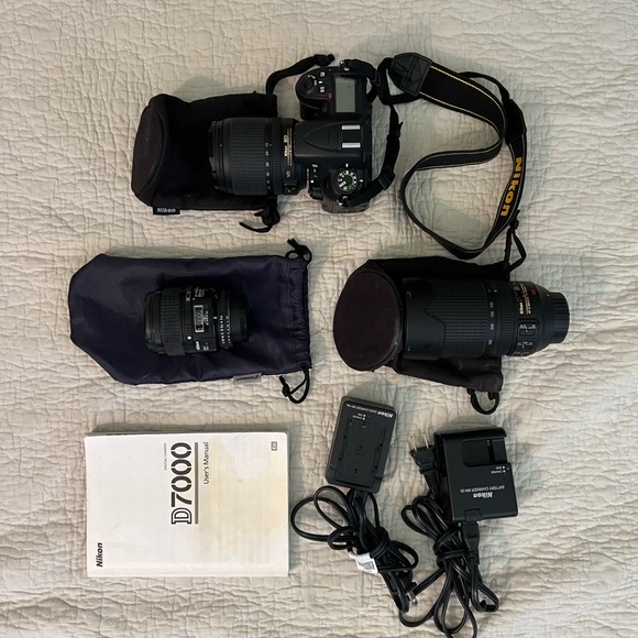 Nikon D7000 camera and multiple lenses shutter count 8493 - Picture 4 of 7